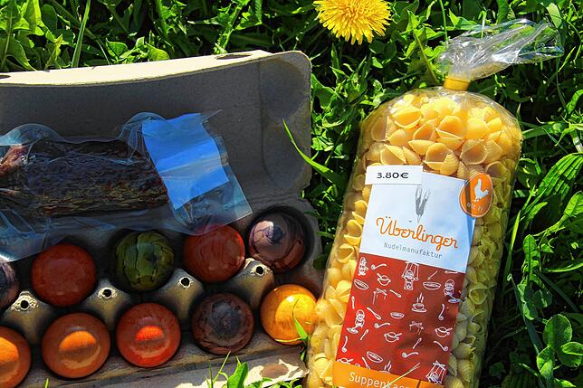 Das hofeigene Sortiment umfasst frische Bio-Eier, bunt gefärbte Ostereier, Eiernudeln und Rindersalami.