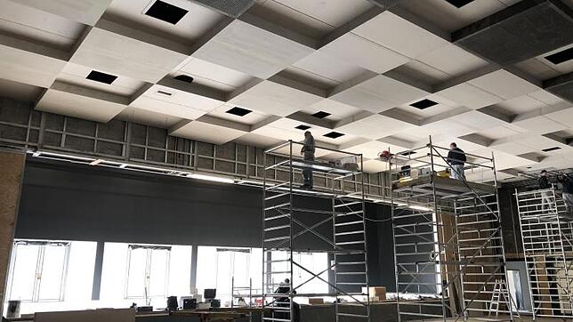 Zielgerade: Im großen Saal der Waldshuter Stadthalle wird noch fleißig gearbeitet. Mitte des Jahres sollen Halle, Schwimmbad und Sauna ...