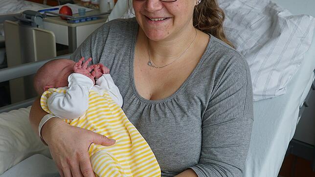 Die kleine Klaraluisa Kuss, hier gemeinsam mit der glücklichen Mutter Yvonne, ist das letzte Baby des Jahres 2018 in der ...