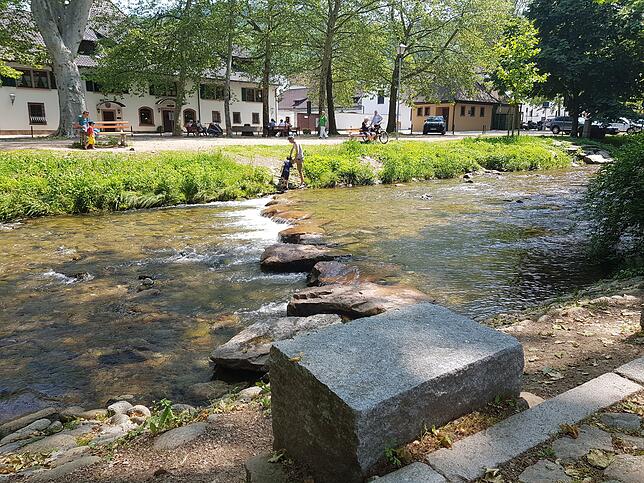 Oben: Der Stadtbach von Staufen, wo gerne Kinder im flachen Wasser spielen. Links: Die evangelische Kirche der Stadt. Am Bachlauf ...