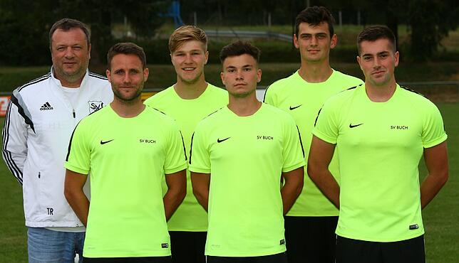 Neue Gesichter beim SV Buch: Trainer Michael Hägele (links) setzt große Hoffnungen in (weiter von links) Mario Winkler, Nico Schulz, ...