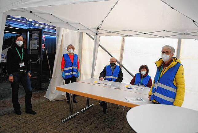 Caren-Denise Sigg (links), für das Kreisimpfzentrum zuständige Dezernentin des Landratsamts Waldshut, mit vier der sogenannten Lotsen, ...