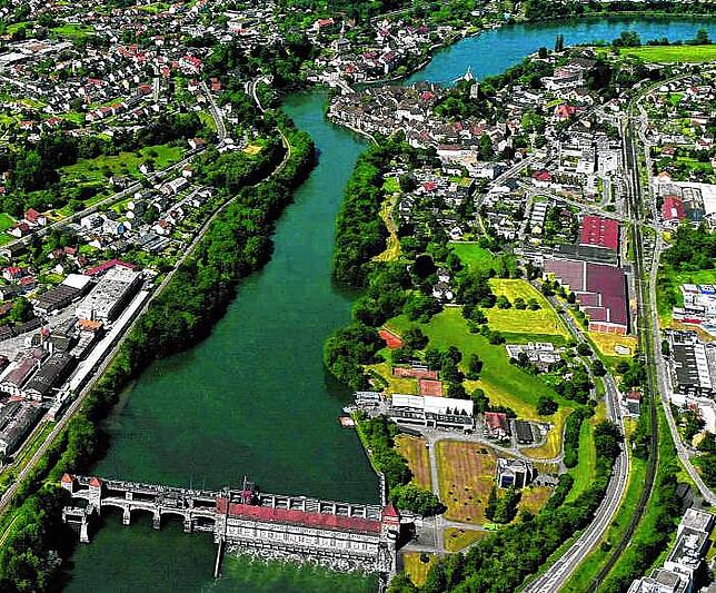 Das Kraftwerk Laufenburg mit der Altstadt und der Laufenbrücke im Hintergrund. Nicht mehr im Bild zu sehen ist weiter rheinaufwärts die ...