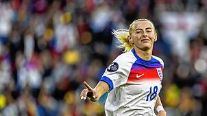 Englands Chloe Kelly jubelt nach dem Siegtreffer ihres Teams im Elfmeterschießen.
