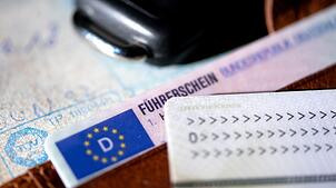 Der Mann hatte seinen Führerschein wegen eines Fahrverbots abgeben müssen. (Symbolbild)
