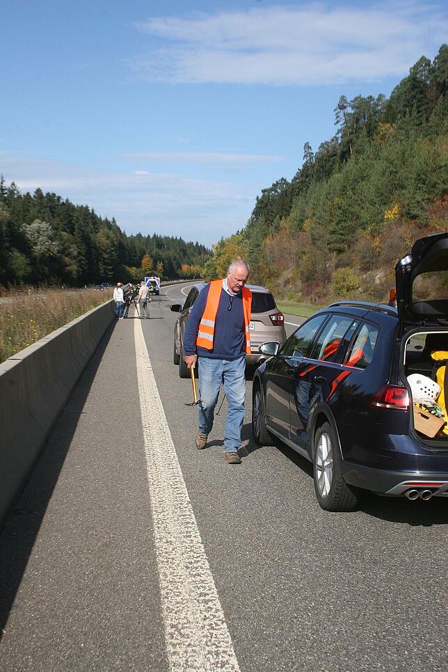 Bild 37: Bilder vom Abtransport des Felsbrockens auf der A81 nach dem Unfall nahe Trossingen
