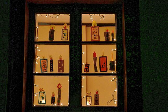 Vielerorts im Hegau werden wieder Fenster weihnachtlich geschmückt – wie hier beim Hondinger Pfarrhaus.
