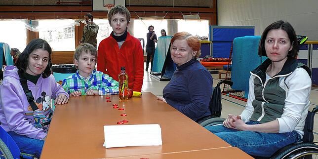 Kurz nach der Ankunft in der umfunktionierten Turnhalle. von links Maria Martyniuk, Mark (9), Roman (12), Oxana Schyposch und Julia Bojko.