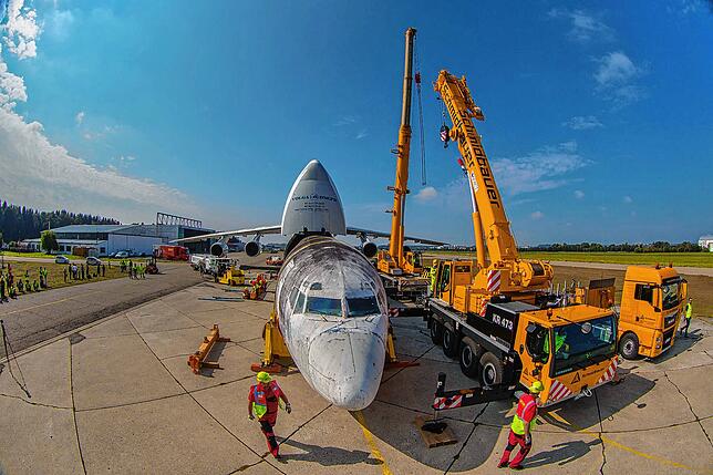 Seit 2017 steht das Wrack der Flugmaschine Landshut nun in Friedrichshafen. Ein Kraftakt: Hier, auf dieser Archivaufnahme, ist zu sehen, ...