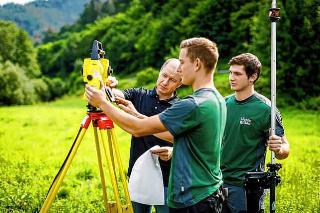 Auch auf dem Bau hält die Digitalisierung immer weiter Einzug. So wie hier bei Vermessungsarbeiten mit seinem Chef Martin Wolber (von ...