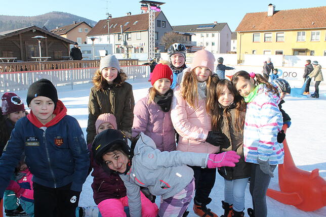 Bild 22: Werkrealschüler genießen die Blumberger Eisbahn
