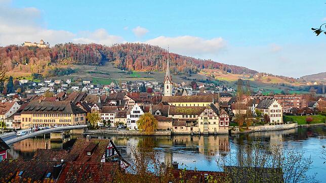 &bdquo;Vor der Brugg&ldquo; heißt der älteste Teil von Stein am Rhein &ndash; hier ein Blick vom Römerkastell auf die Altstadt. Die ...
