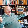 Ein Leben für die Literatur: Der Schriftsteller Martin Walser sitzt in seinem Haus in Überlingen-Nussdorf in einem Zimmer vor einer ...