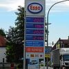 Bekanntes Bild: Die Preise an den Tankstellen, hier Esso in Bad Säckingen, liegen eine Woche nach Start des Tankrabatts um die 2 Euro Marke.