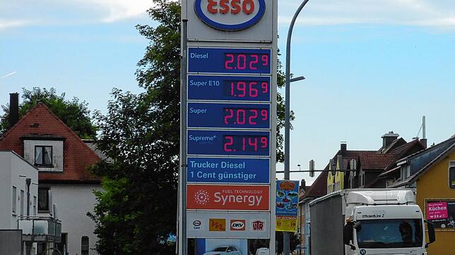 Bekanntes Bild: Die Preise an den Tankstellen, hier Esso in Bad Säckingen, liegen eine Woche nach Start des Tankrabatts um die 2 Euro Marke.