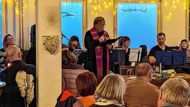 Im Rielasinger Restaurant Le Ricard zelebriert Pfarrer Albert Striet den ersten Kneipengottesdienst im Hegau.
