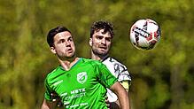 Der Donaueschinger Julian Künstler (links) und Villingens Kapitän Peter Bächle visieren den Ball. Im Verbandsliga-Derby setzte sich der ...