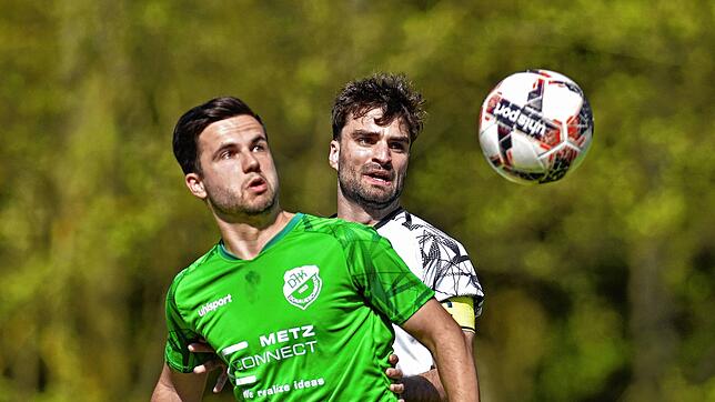 Der Donaueschinger Julian Künstler (links) und Villingens Kapitän Peter Bächle visieren den Ball. Im Verbandsliga-Derby setzte sich der ...