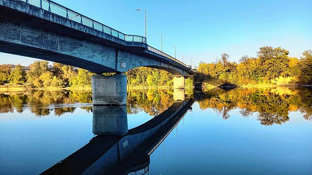 Der in der Mitte elegant geschwungenen Hochrheinbrücke ist heute nicht anzusehen, dass sich beim Bau aufgrund einer Panne eine ...