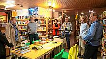 Über die beengte Situation der Katholischen öffentlichen Bücherei (KöB) im Schonacher Pfarrzentrum informieren sich Mitglieder des ...