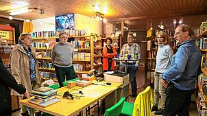 Über die beengte Situation der Katholischen öffentlichen Bücherei (KöB) im Schonacher Pfarrzentrum informieren sich Mitglieder des ...
