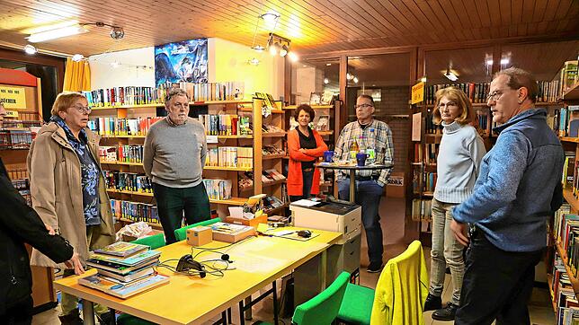 Über die beengte Situation der Katholischen öffentlichen Bücherei (KöB) im Schonacher Pfarrzentrum informieren sich Mitglieder des ...