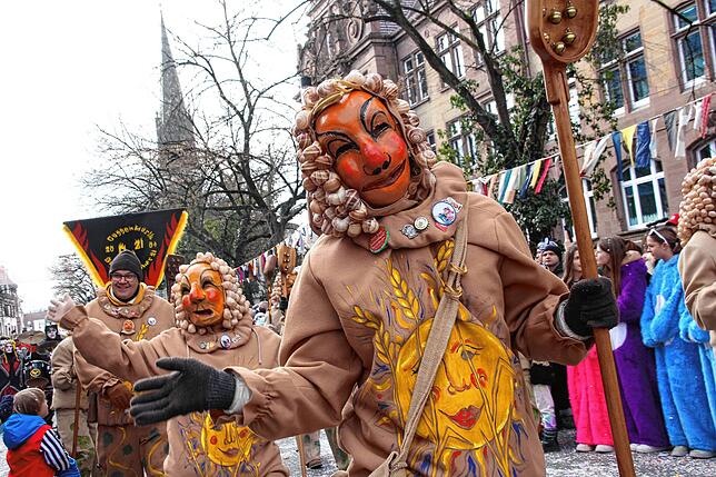 Bild 11: Sonne für die Narren: Großer Fasnet-Umzug begeistert in Singen!