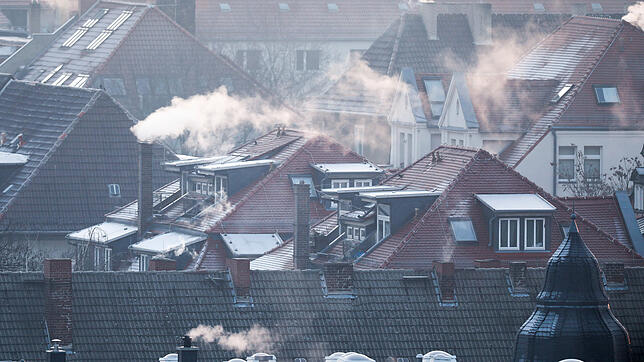 Rauchende Schornsteine: Oft ist eine alte Heizung im Keller.