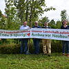 Unter anderem am Ortseingang von Meersburg finden sich nun die Planen des Meersburger Initiativ-Kreises B&nbsp;31-neu. Von links: ...
