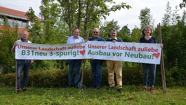 Unter anderem am Ortseingang von Meersburg finden sich nun die Planen des Meersburger Initiativ-Kreises B&nbsp;31-neu. Von links: ...