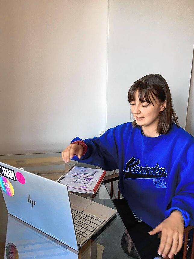 Studentin Melanie del Giudice ist vertieft in die Vorbereitungen für die lange Nacht der Musik. Wegen der Corona-Krise arbeiten die ...
