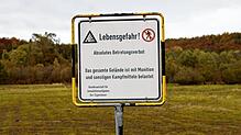Noch herrscht in großen Teilen auf dem Bettenberg das &bdquo;absolute Betretungsverbot&ldquo;, denn Schilder mahnen: &bdquo;Das gesamte ...