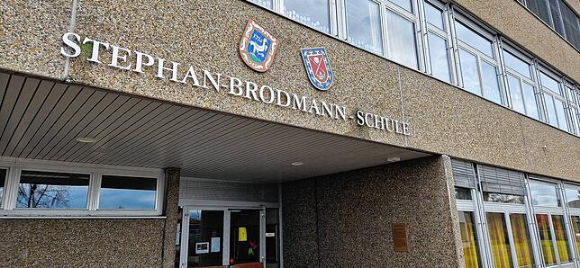Die Stephan-Brodmann-Schule soll saniert werden. Seit einigen Tagen ist allerdings klar, dass sich der Start der Maßnahmen verzögert.