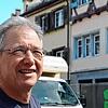 Andrej Michalsen steht während des Wochenmarkts auf der Hofstatt. Er ist Bewohner der Hofstatt und bekam das Feuer im Nachbarhaus ...