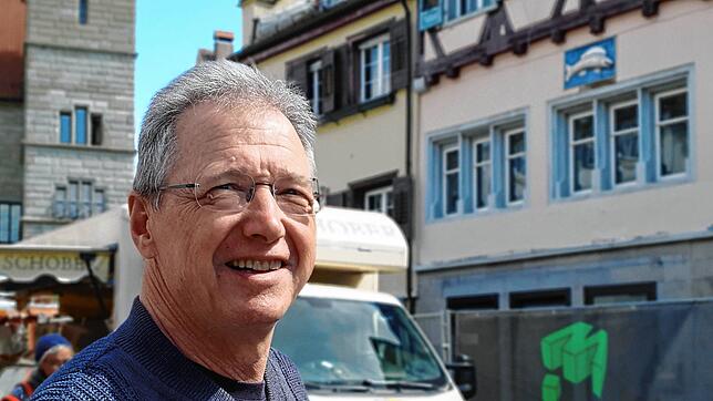 Andrej Michalsen steht während des Wochenmarkts auf der Hofstatt. Er ist Bewohner der Hofstatt und bekam das Feuer im Nachbarhaus ...