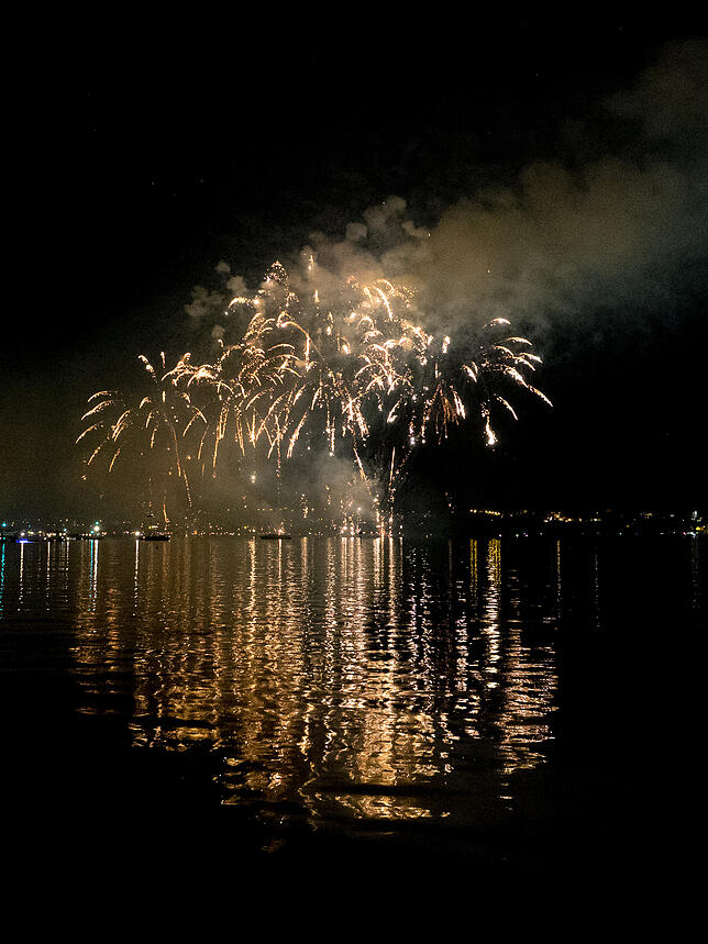 Bild 11: Das Seenachtfest-Feuerwerk vom Logenplatz am Yachthafen: Der Kreuzlinger Teil in Bildern