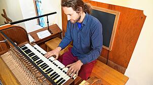 Kantor Jochen Kiene sitzt am Spieltisch an der Orgel der Christuskirche in Tennenbronn.