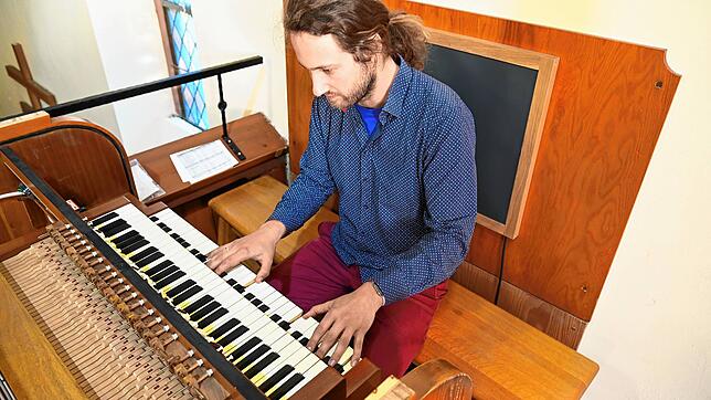 Kantor Jochen Kiene sitzt am Spieltisch an der Orgel der Christuskirche in Tennenbronn.