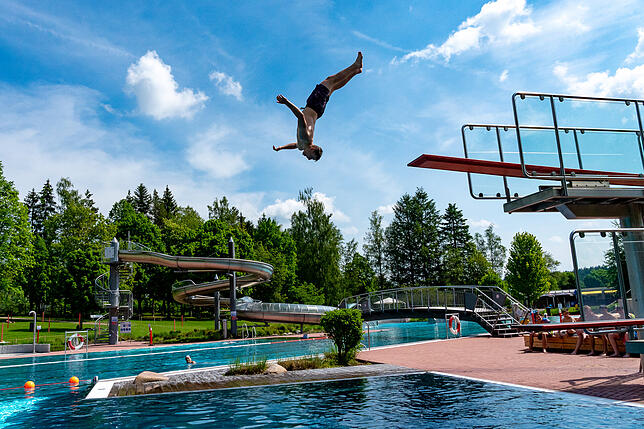 Start der Freibad-Saison im Solara in Königsfeld im vergangenen Jahr. Adrian Jauch zeigte vor Freude einen Kopfsprung vom Drei-Meter Brett.