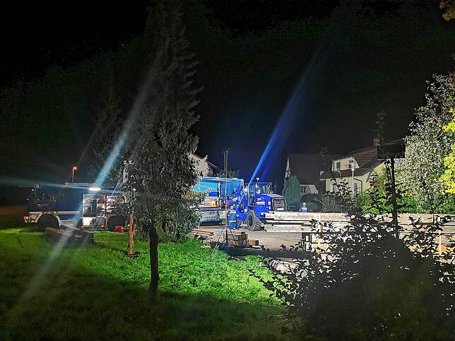Mit 28 Kräften und zahlreichen Fahrzeugen, darunter einem Radlader, waren die THW-Ortsgruppen in Niederhof im Einsatz.