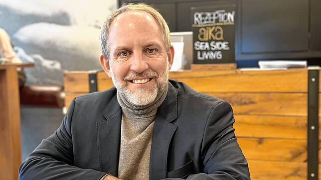 Noch nicht im Amt, aber beinahe: Simon Blümcke beim SÜDKURIER-Interview in lockerer Cafehaus-Atmosphäre.