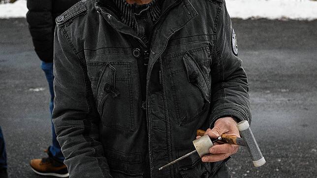 Hubert Haury begrüßt seit 15 Jahren das neue Jahr mit Kanonenschüssen. Bild: Scheu