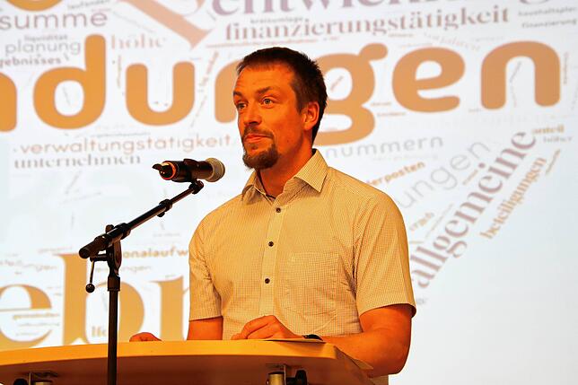 Kämmerer Sebastian Scholze berichtet über die finanzielle Lage der Stadt. Dafür gab es sogar Lob aus dem Publikum.