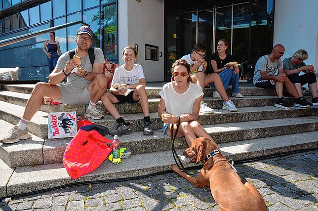 Auf den Stufen lassen sich die Besucher den Speisen von den Streetfood-Ständen schmecken. Die notwendige Stärkung, um anschließend nach ...