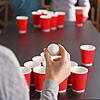 Landet der Ball im gegnerischen Becher, muss der Kontrahent austrinken. So geht Bierpong. Bild: Africa Studio/Adobe Stock