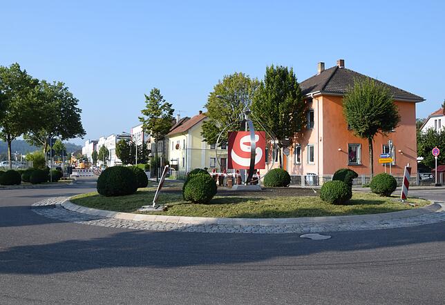 Im ZG-Kreisel steht von Montag, 2. September, bis Freitag, 6. September, eine Sanierung von Schäden an. Der Innenring wird dann asphaltiert.