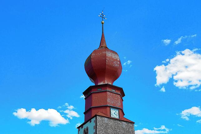 Der eigenwillig proportionierte Zwiebelturm der Kirche ist Wahrzeichen des Dorfes Urach.