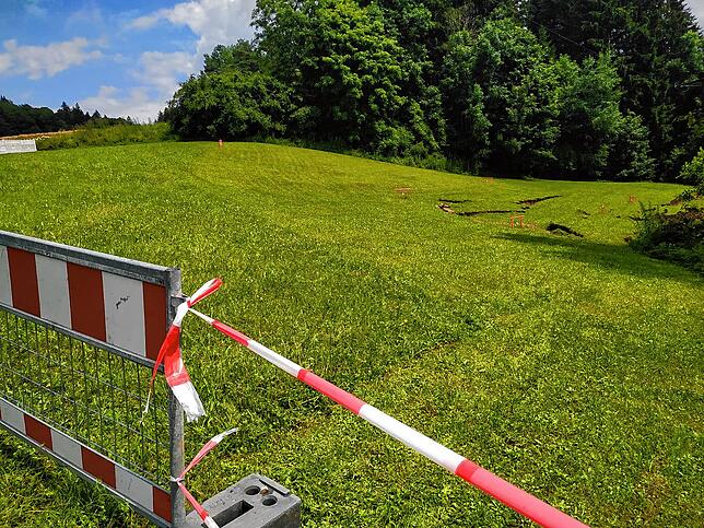 Bild 4: Bilder vom Hangrutsch, der die L194 zwischen Kalkofen und Mahlspüren im Tal bedroht