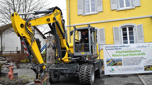 Steißlingens Bürgermeister Benjamin Mors freut sich, dass nach jahrelangen Plaungen nun endlich in Wiechs die Bagger für den ...