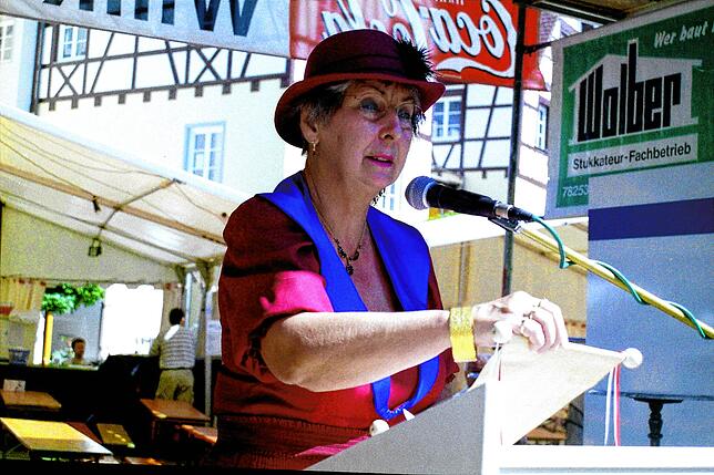 Einweihungsfeier für den Brunnen der Gemeinsamkeit im Juni 2000: Sophie Schubert trägt ihr Gedicht auf den Brunnen vor